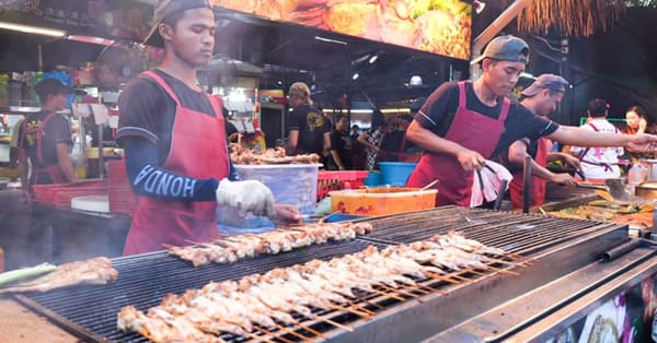 BIG CRAB street food: Penang food court with over 70 varieties of food where you can enjoy fresh seafood and local dishes