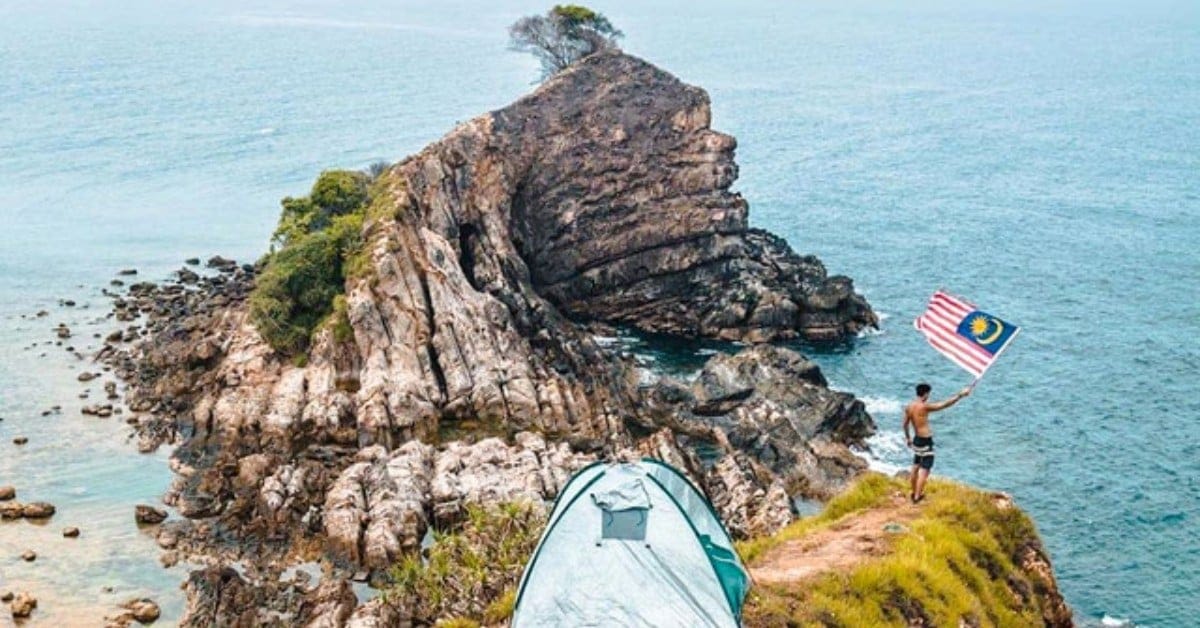 10 Scenic Terengganu islands for day trips with crystal clear waters and white-sand beaches!