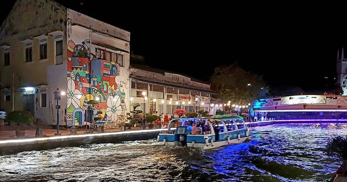 Waronk – Riverside food court in Melaka with more than 1000 dishes and live music